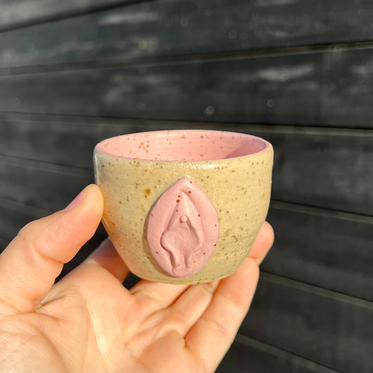 Lille keramikkop med Vulva