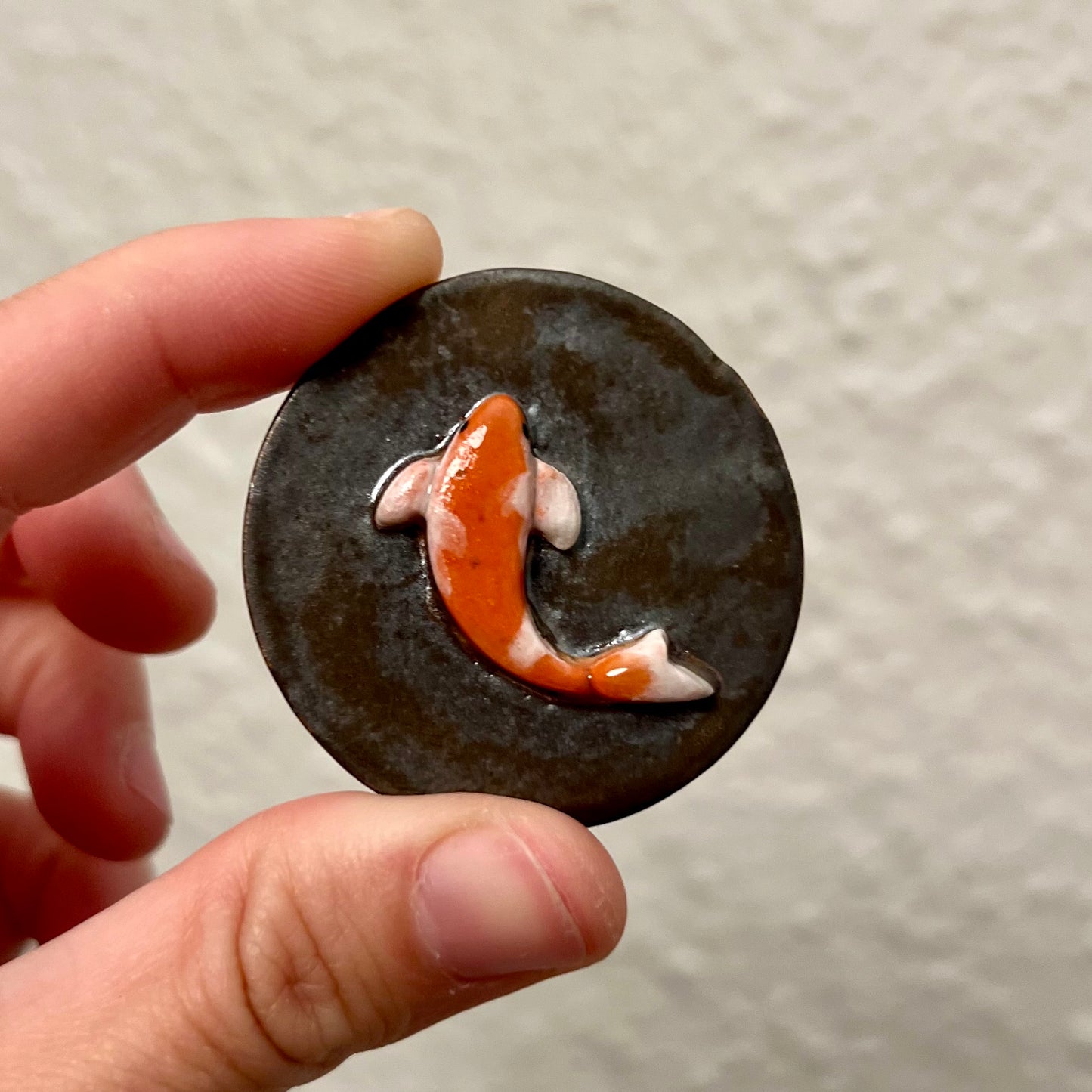 Koifisk keramikmagnet
