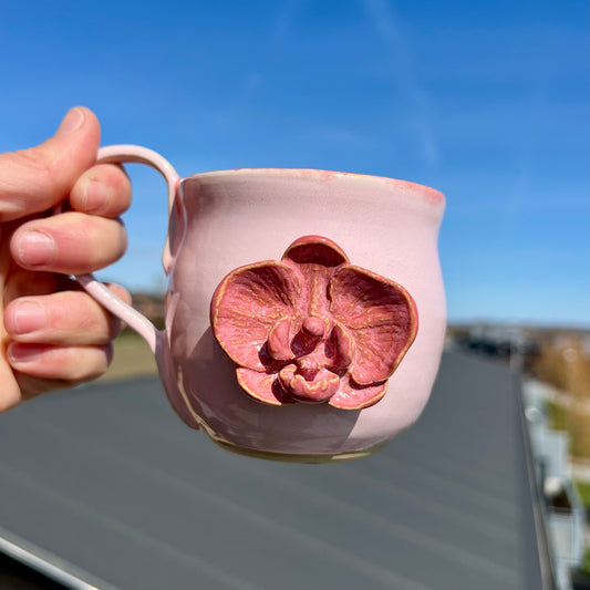 Keramikkop med orkidé