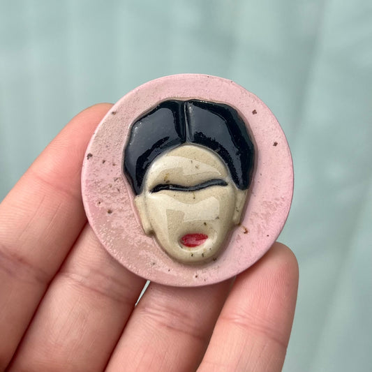 Frida keramikmagnet
