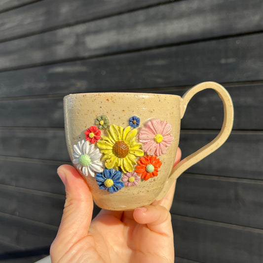 Keramikkop med blomster